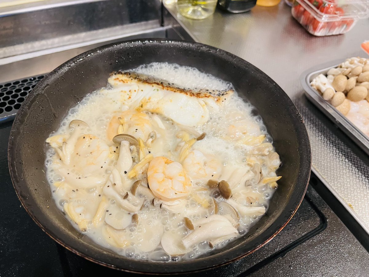 eroste's tweet photo. ジスイday パッツァ🌊鱈アサリ海老

食材はほぼほぼイオンで買っているんだけど、お値段据え置きでも内容量が少なくなってるんだよね⤵️
しめじとかも顕著に小さい🍄
しらすが小さいのは前からか🐟

#自炊　#おうちごはん　#ミニマリスト https://t.co/6eMu6RqTuz
