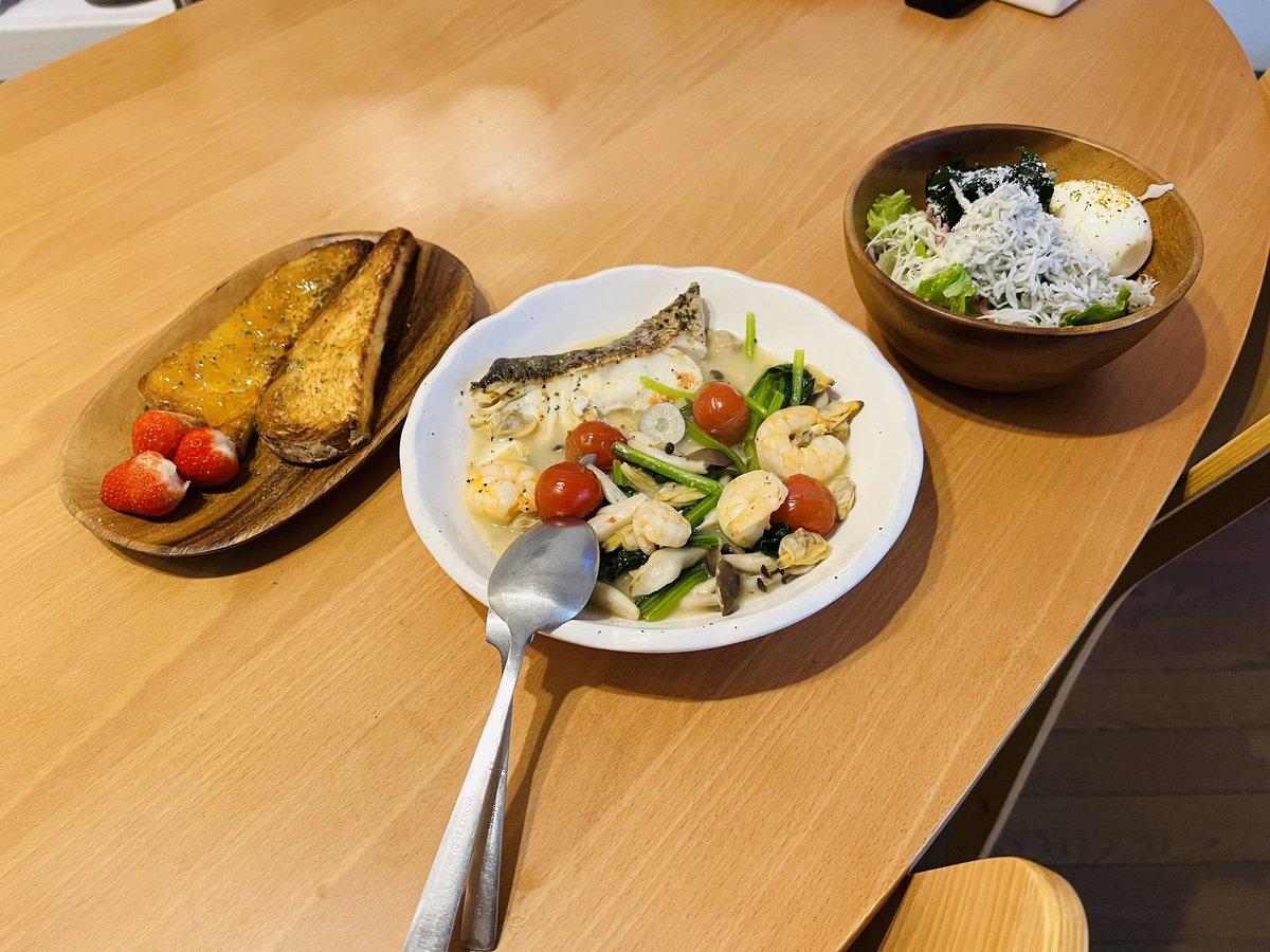 eroste's tweet photo. ジスイday パッツァ🌊鱈アサリ海老

食材はほぼほぼイオンで買っているんだけど、お値段据え置きでも内容量が少なくなってるんだよね⤵️
しめじとかも顕著に小さい🍄
しらすが小さいのは前からか🐟

#自炊　#おうちごはん　#ミニマリスト https://t.co/6eMu6RqTuz