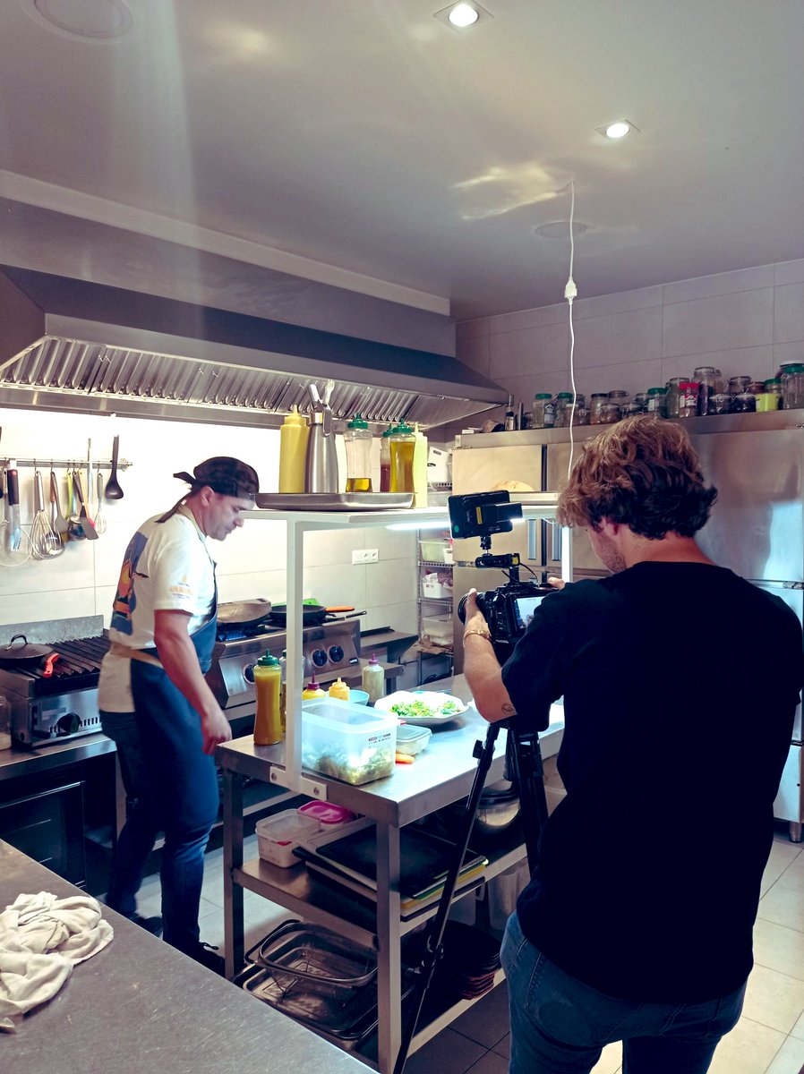 EmpleadosCsur's tweet photo. 🍇 En #Jerez visitamos @winable_es y en #Osuna #CantinaKulinaria, los negocios de dos #emprendedores que han contado con las subvenciones y premios del @IAJuventud. En @EmpleadosCsur @canalsur
#juventud #emprendimiento #empresas #AndaluciaTV https://t.co/Nlm3GK3nj9