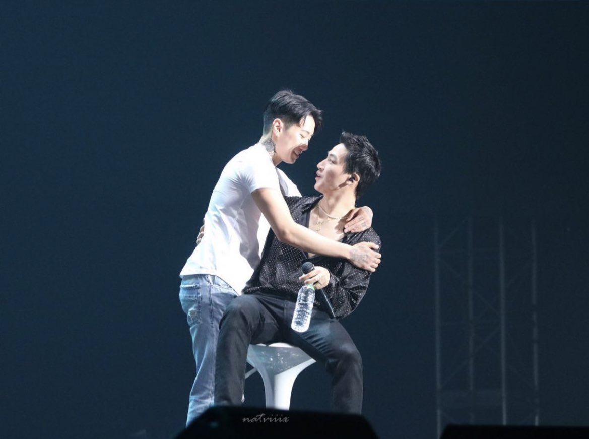 infiniteJJP's tweet photo. JB’s arm just goes straight to men’s waist it’s automatic https://t.co/3tQ1AnLqXL