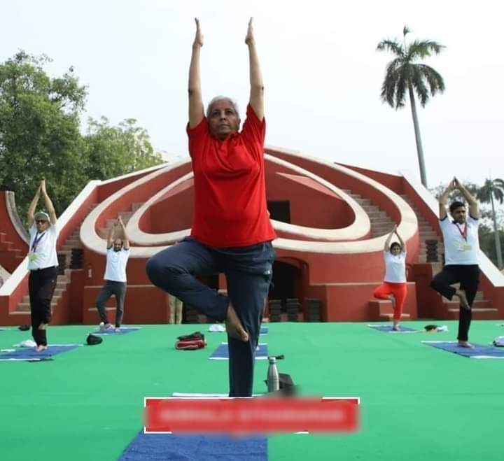 पहली बार मे लालू प्रसाद यादव लगे, बाद में गौर किया तो समझ पाया कि यह तो निर्मला ताई हैं।