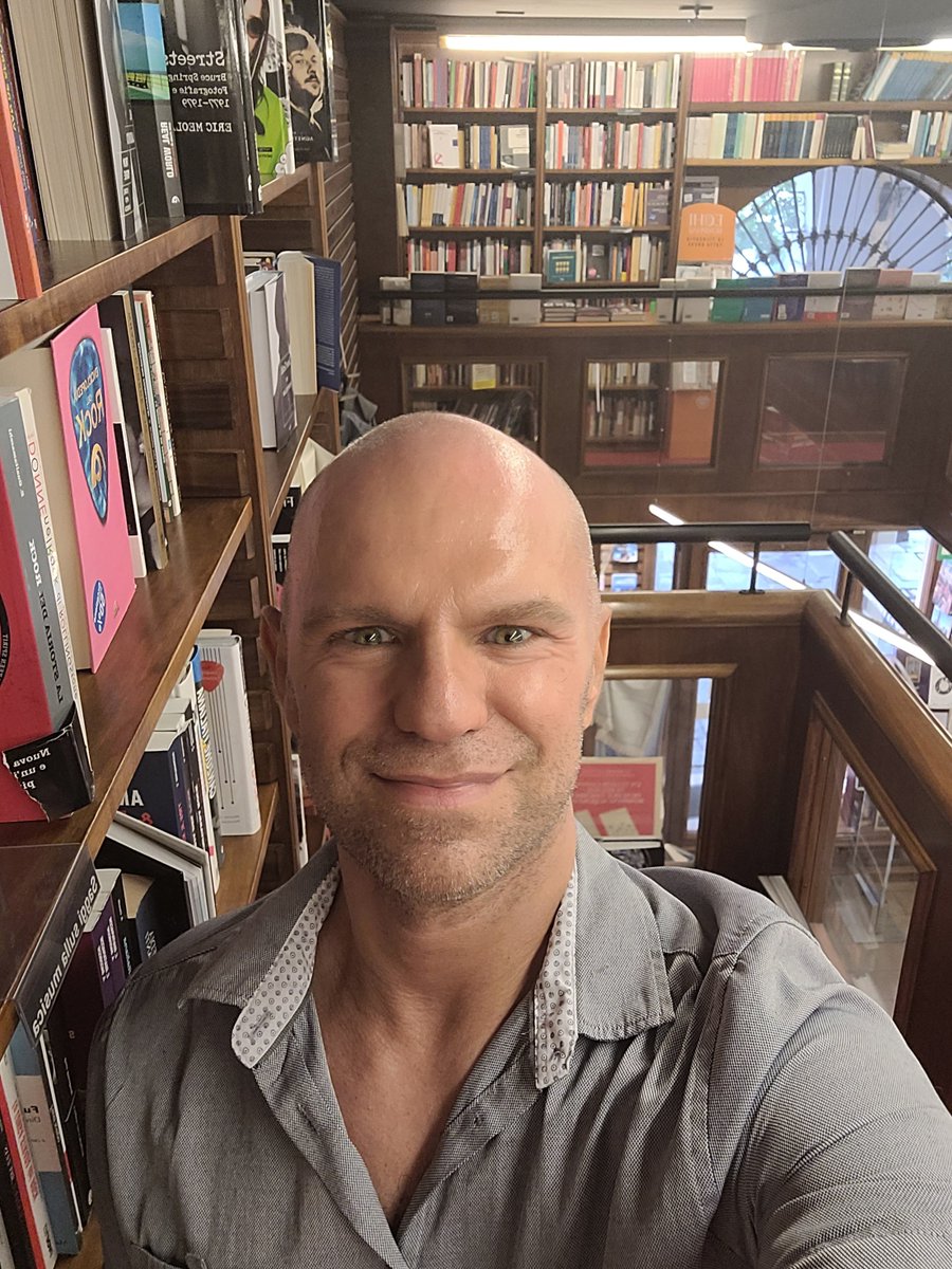 Grazie per gli auguri! Oggi mi regalo una mattinata circondato da ciò che amo da tutta la vita! #compleanno #libri #books