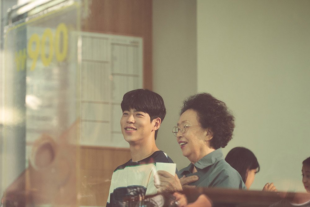 Kseries_addict's tweet photo. หนังใหม่เกาหลี #Roomsharing น่าดูมาก อะไรคือความหมายของการแบ่งปัน เมื่อเด็กหนุ่มต้องแชร์ห้องกับหญิงชรา เรื่องราวของการแบ่งปันและเติมเต็มช่องว่างระหว่างวัยเกิดขึ้น อยากดูผลงานอูซอง และคุณยาย หวังว่าจะมีซับให้ดู แต่ทำใจว่าคงต้องหาช่องทางธรรมชาติ 🥲#ChoiWooSung https://t.co/UtINLQD0O9