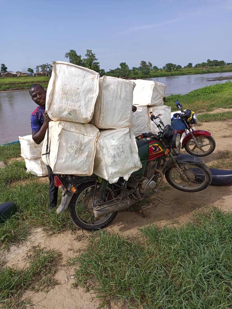 WFPSupplyChain's tweet photo. 📍#Cameroon

Our @WFP team is overcoming the challenges of the rainy season to ensure bed nets reach the Adamaoua region as part of our supply chain support to the Ministry of Health, thanks to the @GlobalFund. These bed nets are life-saving in the fight against #malaria. https://t.co/0ApmjNRMkd
