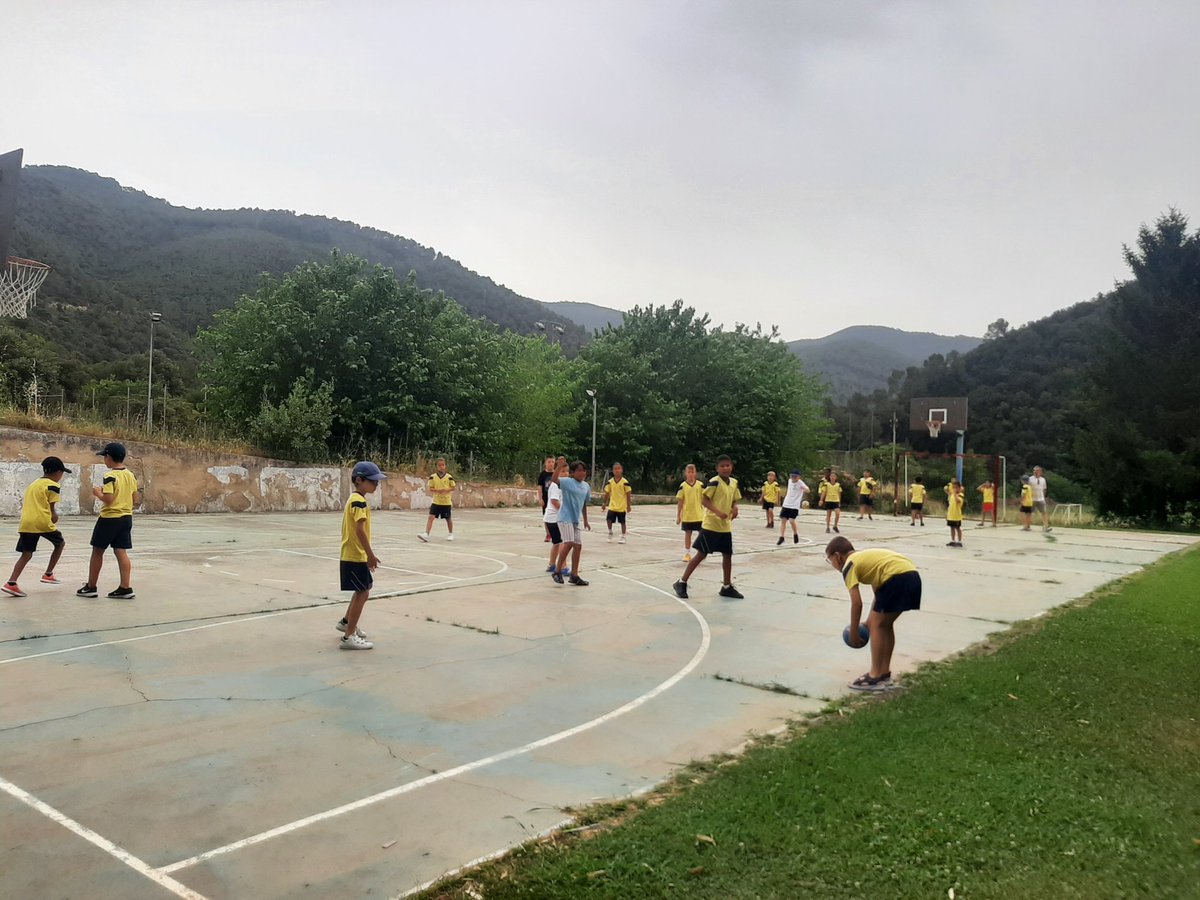 LopezPasarin's tweet photo. Excursió de fi de curs del cicle mitjá @immaculadahorta comença el gran dia!!! @yolandasaizr @maiteencinas  @paretdelaeri 🥳💧⚽️🥅 https://t.co/zPRpEk5Joe