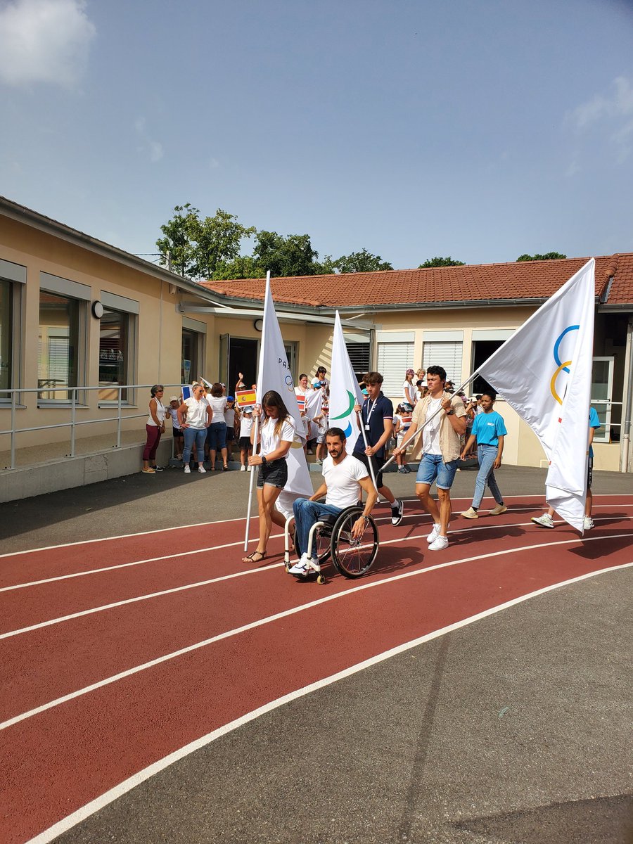 DASEN_AIN's tweet photo. Les élèves de l'école Aragon de Saint-Donat-sur-l'Herbasse réservent un magnifique accueil à Monsieur @ThierryTerret, délégué ministériel aux Jeux olympiques et paralympiques et à Madame @HeleneInsel, Rectrice de @acgrenoble. https://t.co/HA2JGs1KlX