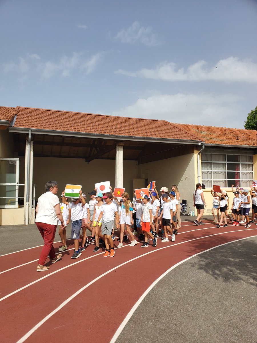 DASEN_AIN's tweet photo. Les élèves de l'école Aragon de Saint-Donat-sur-l'Herbasse réservent un magnifique accueil à Monsieur @ThierryTerret, délégué ministériel aux Jeux olympiques et paralympiques et à Madame @HeleneInsel, Rectrice de @acgrenoble. https://t.co/HA2JGs1KlX