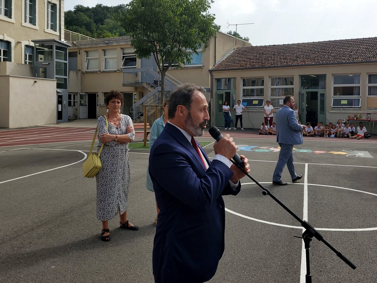 DASEN_AIN's tweet photo. Les élèves de l'école Aragon de Saint-Donat-sur-l'Herbasse réservent un magnifique accueil à Monsieur @ThierryTerret, délégué ministériel aux Jeux olympiques et paralympiques et à Madame @HeleneInsel, Rectrice de @acgrenoble. https://t.co/HA2JGs1KlX