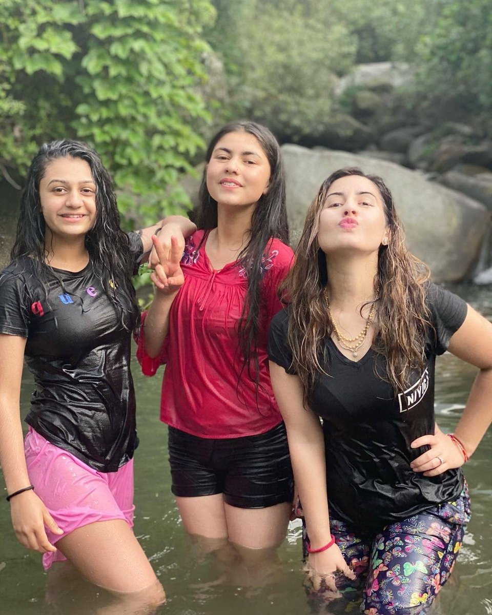 ShikhaYadav000's tweet photo. दोस्तो के साथ मस्ती करत��� हुए 😜 https://t.co/vCFHxQwyEi