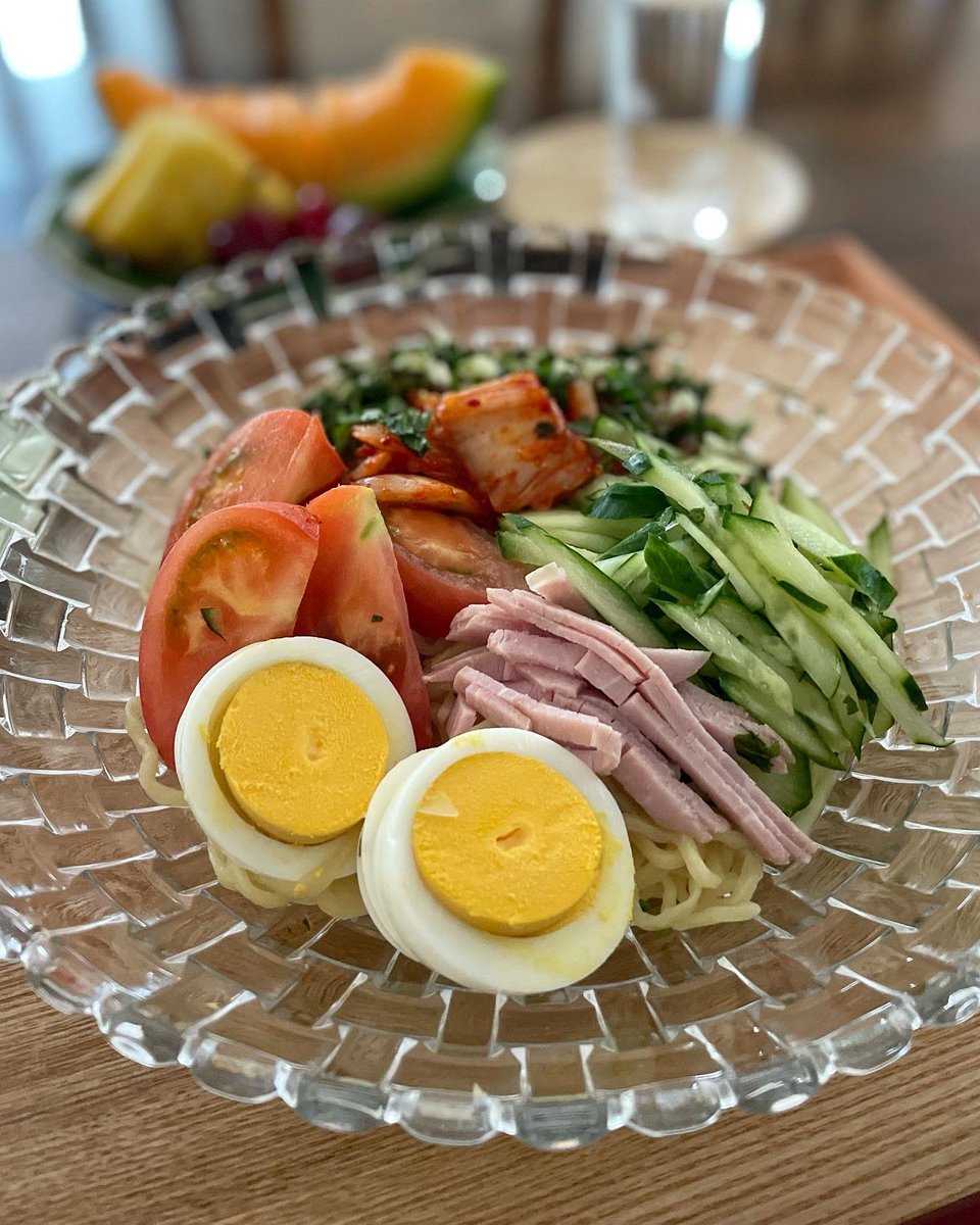 は毎日でも食べたい 冷やし中華、 胡麻ダレ🎶 ＊冷や奴のジャコと山椒と柚子胡椒のせ ＊焼き🌽 ＊🍒🍍🍈 @nolyrin555