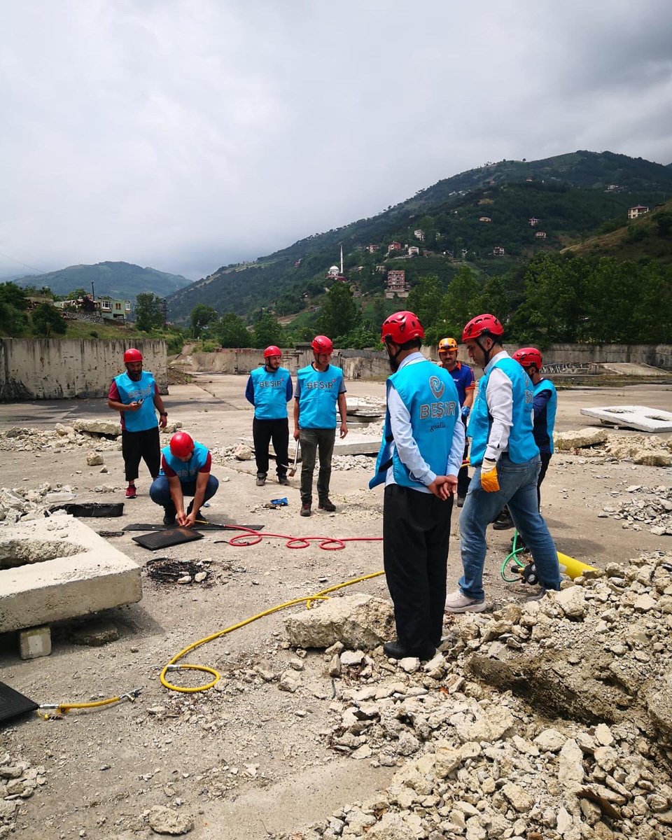 afadtrabzon's tweet photo. BEŞİR Derneği Trabzon Ekibine yönelik Müdürlüğümüz eğitmenleri tarafından beş (5)günlük hafif arama kurtarma eğitimi verilmiştir. Eğitim sonrası yapılan sınavda 20 katılımcı başarılı olarak proğramı tamamlamıştır.
@AFADBaskanlik https://t.co/ufKHeBbysj