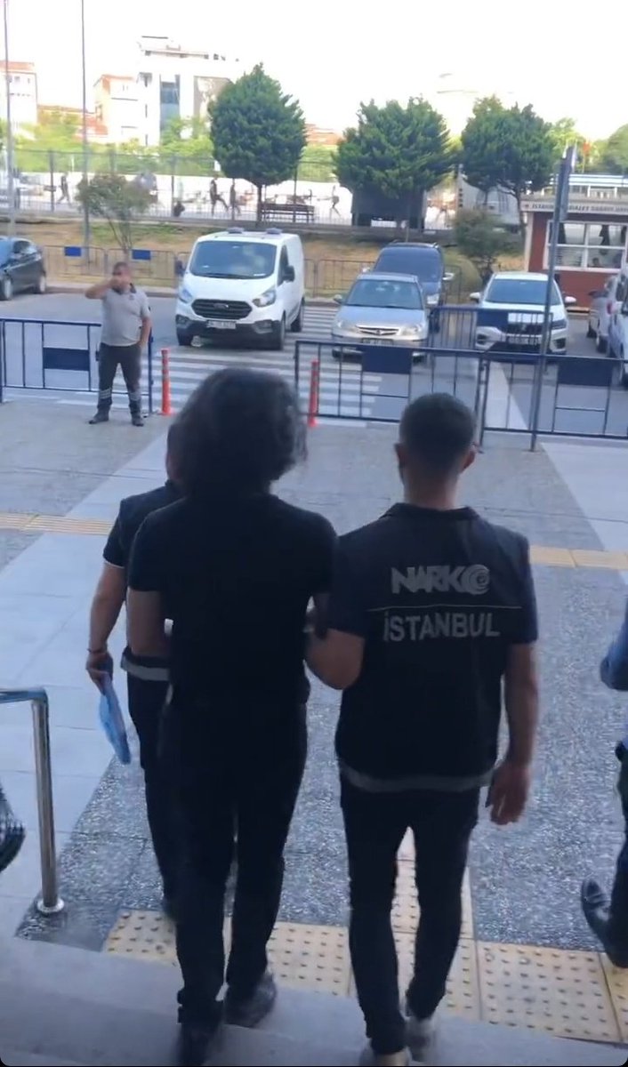 Kendi insanları arabada uyuşturucu çekerken şarkı ile uyuşturucuyu eleştiren insan içeri giriyor #freeporçay