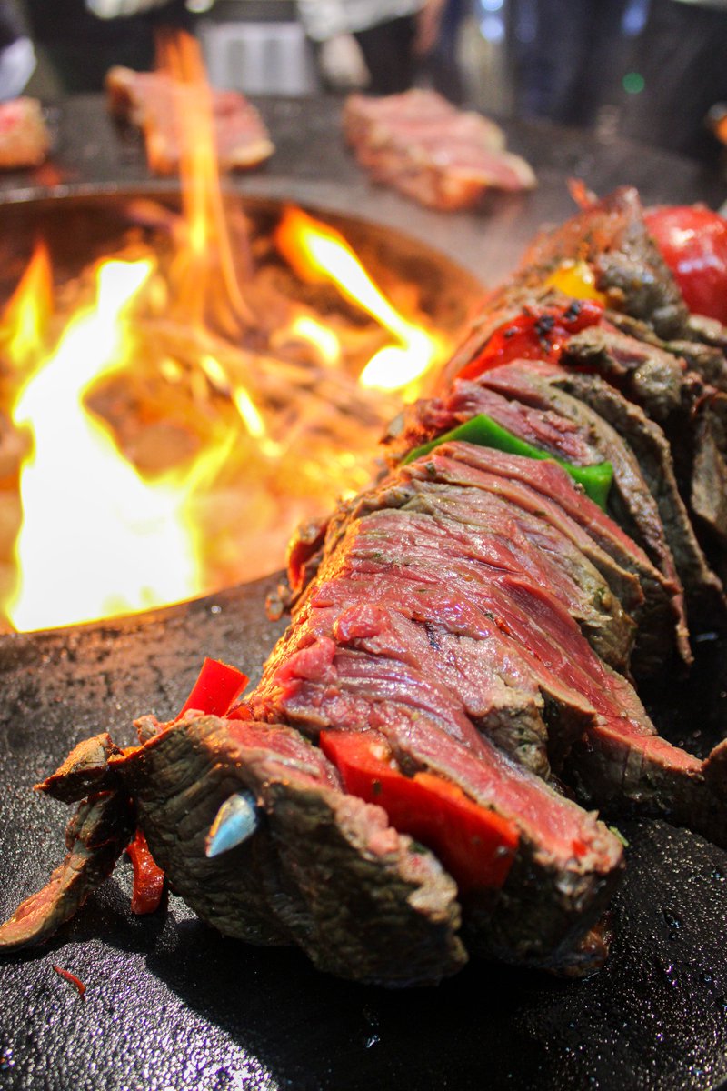 viandeorrouge's tweet photo. [C'est vous le chef]
L'été est arrivé ! ☀️
Quelle belle pièce de bœuf allez-vous préparer pour votre premier week-end d'été ?
👉🏻 Pour nous ce sera à l'épée, cuite au brasero ! 😋

#orrouge #viandeorrouge #recette #gastronomie #degustation #food #summer #meat #meatlover #boeuf https://t.co/vlP2TrAvXO