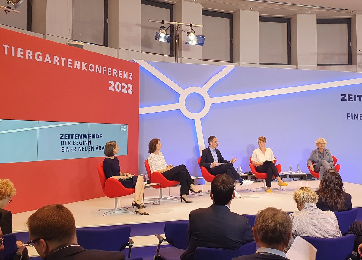 Panel zum souveränen Europa. Und ja, hier sprechen 4 ExpertINNEN über Sicherheitspolitik. 

Verteidigungsministerin #Lambrecht, <a href="/jana_puglierin/">Jana Puglierin</a> vom #ECFR, <a href="/ClaudMajor/">Claudia Major</a> von #SWP und EU Parl. Vizepräsidentin <a href="/katarinabarley/">Katarina Barley</a>. 
#tgk22 #zeitenwende