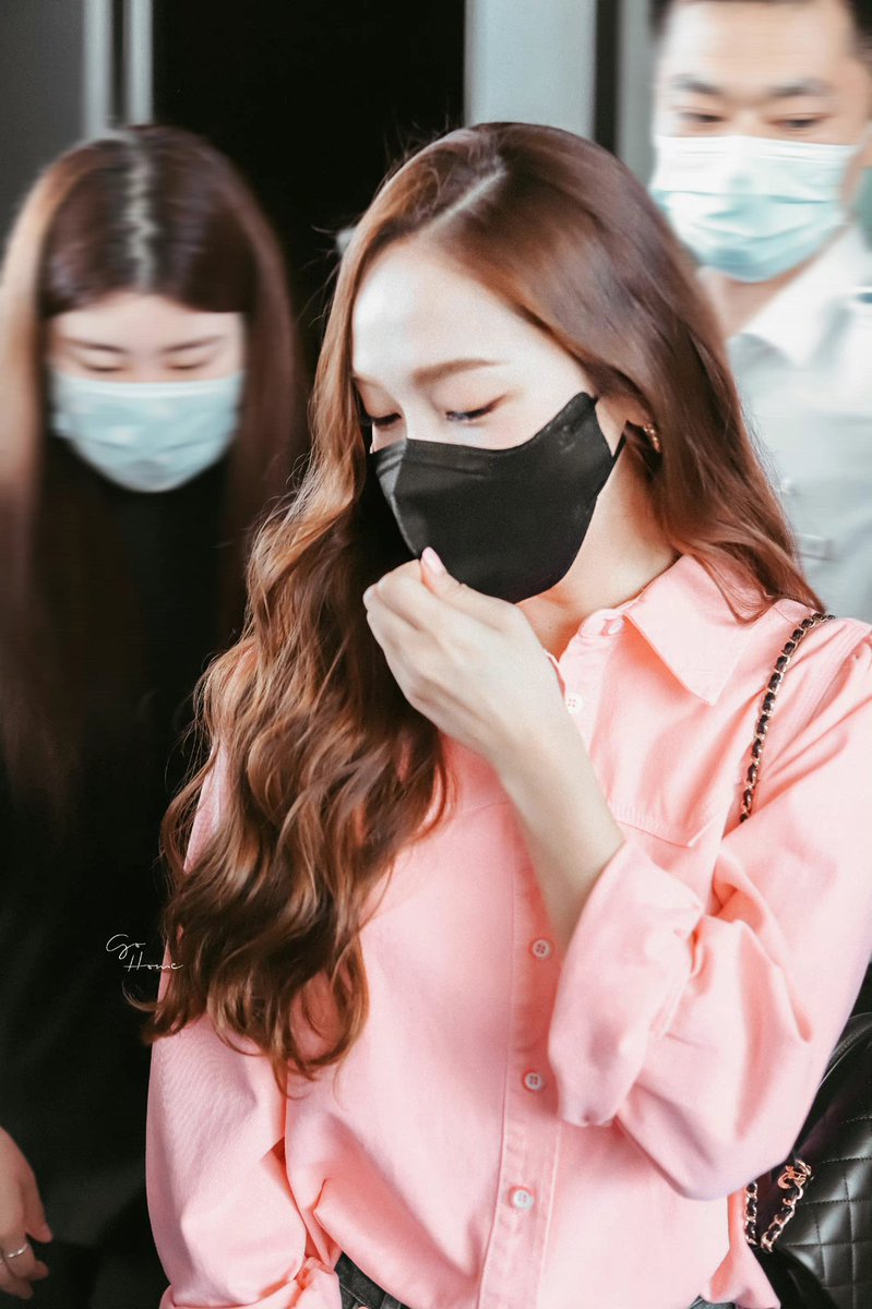 GoHome0418's tweet photo. #제시카 #jessicajung #jessica    

220621 上班 💕

一只香香甜甜的粉色小猫🐱 https://t.co/NQzXJGL0hE