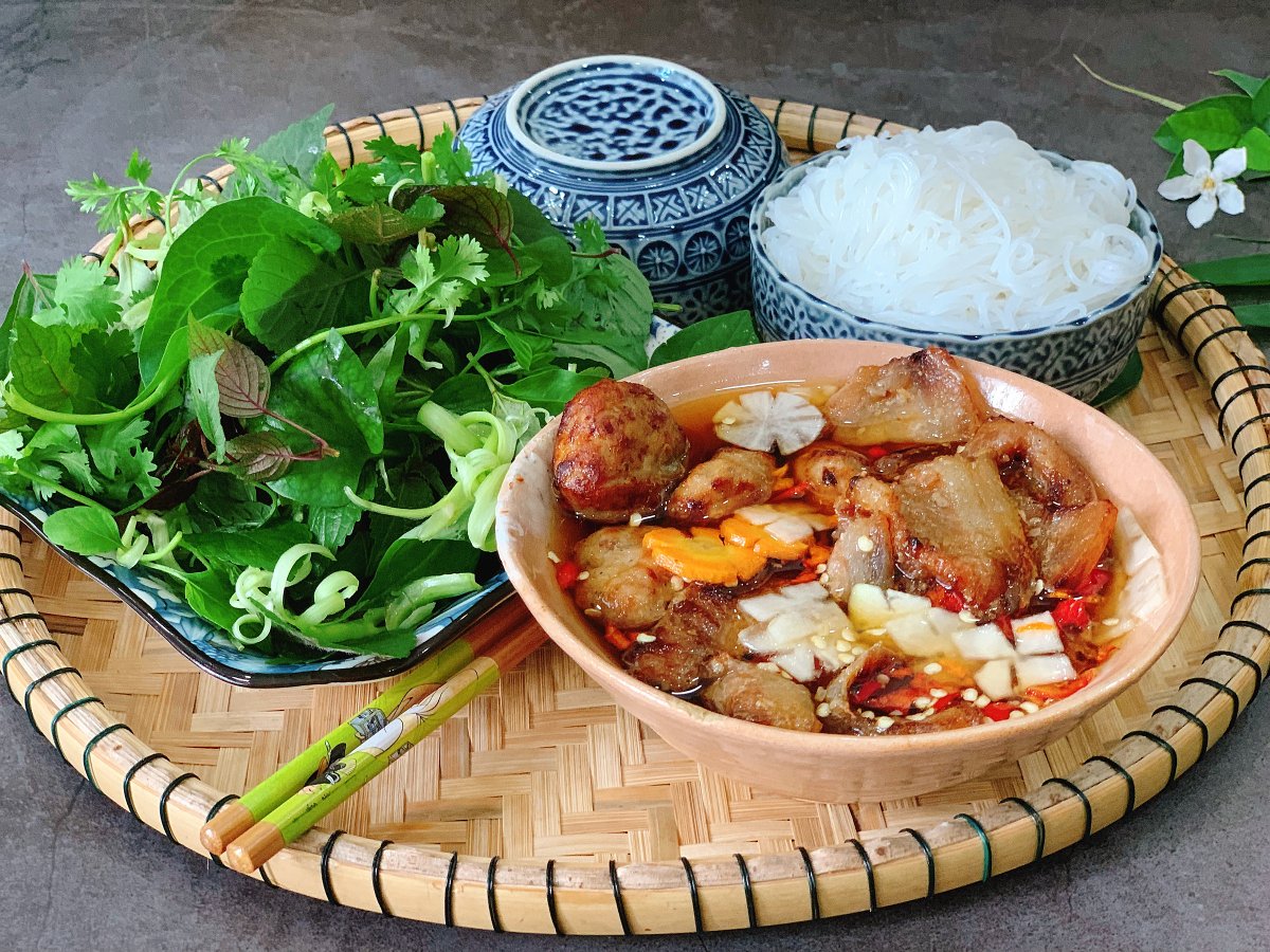 mrlinhadventure's tweet photo. VIETNAM’S ICONIC BUN CHA FEATURES IN BRITISH PLATINUM JUBILEE COOKBOOK 🍝
#mrlinhadventures #trustedDMC #vietnam #food #buncha https://t.co/Z92qsduDZs