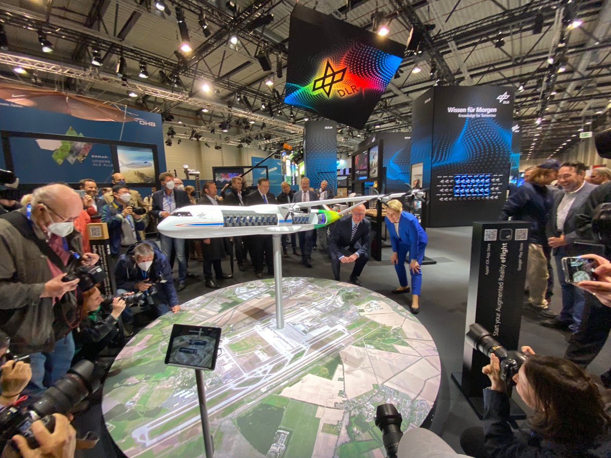 DLR_de's tweet photo. #ILA22: Auf dem Presserundgang erhielten Berlins Bürgermeisterin @FranziskaGiffey und Brandenburgs Ministerpräsident Dietmar #Wodike eine "#Sneakpreview" am DLR-Stand. Beim Exponat #eFlight zum klimaneutralen Fliegen sah unser Besuch ganz genau hin! 😉🔎https://t.co/FejfuVgYFz https://t.co/cos4mKPhd1
