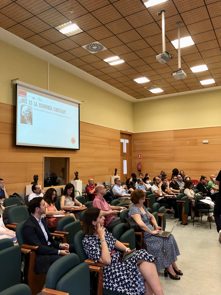 CatedraEC_UCLM's tweet photo. Paco Sáez @Paco_saez ,co-director de la cátedra, nos habla sobre las oportunidades de negocio asociadas al #modelocircular Destaca 4 modelos de negocio principales: diseño circular, de uso óptimo, recuperación de valor y modelos de soporte circular 🔄👨💼 https://t.co/urbYohNZCc