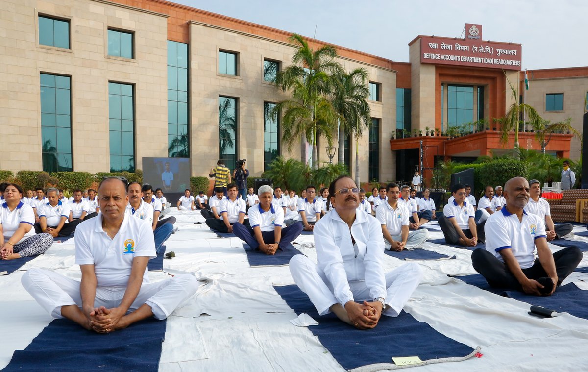 SpokespersonMoD's tweet image. On the occasion of 8th International Day of Yoga, RRM Shri @AjaybhattBJP4UK, Defence Secretary Dr @drajaykumar_ias, #CGDA Shri Rajnish Kumar, @secyesw Shri B Anand, personnel of the #MoD &amp;amp; Defence Accounts Department perform yoga in New Delhi, today.
pib.gov.in/PressReleasePa…