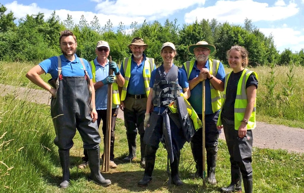 We had a great day yesterday with @Thames_Chase clearing Himalayan balsam from the River Ingrebourne at Pages Wood. Great work!

And thanks to @Thames21 for lending us the equipment.

#volunteering #riverclearance #thameschase #communityforest