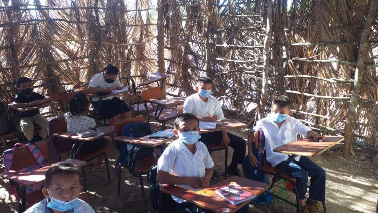 oswos's tweet photo. Por favor ¿y si hacemos viral la escuelita en Chapeltique, así intervienen rápido como esa acera? 

Creo que también importa @lealgueraa igual o m��s que la acera de Millennium Plaza. https://t.co/l3n58dLSHA