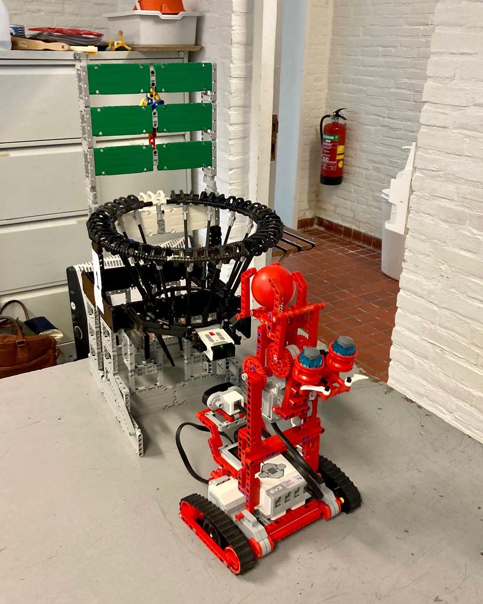 marielle_paul's tweet photo. Gisteren was ik in de robotica-les bij hoogbegaafde kinderen en vroeg:  kunnen robots helpen om personeelstekorten te tackelen? Nou, volop ideeën! Van robots die aanhoudingen kunnen verrichten tot robots die graffiti weggummen. Kwestie van tijd. Deze kids gaan het (waar)maken! 💪🏽 https://t.co/It750GJHUi