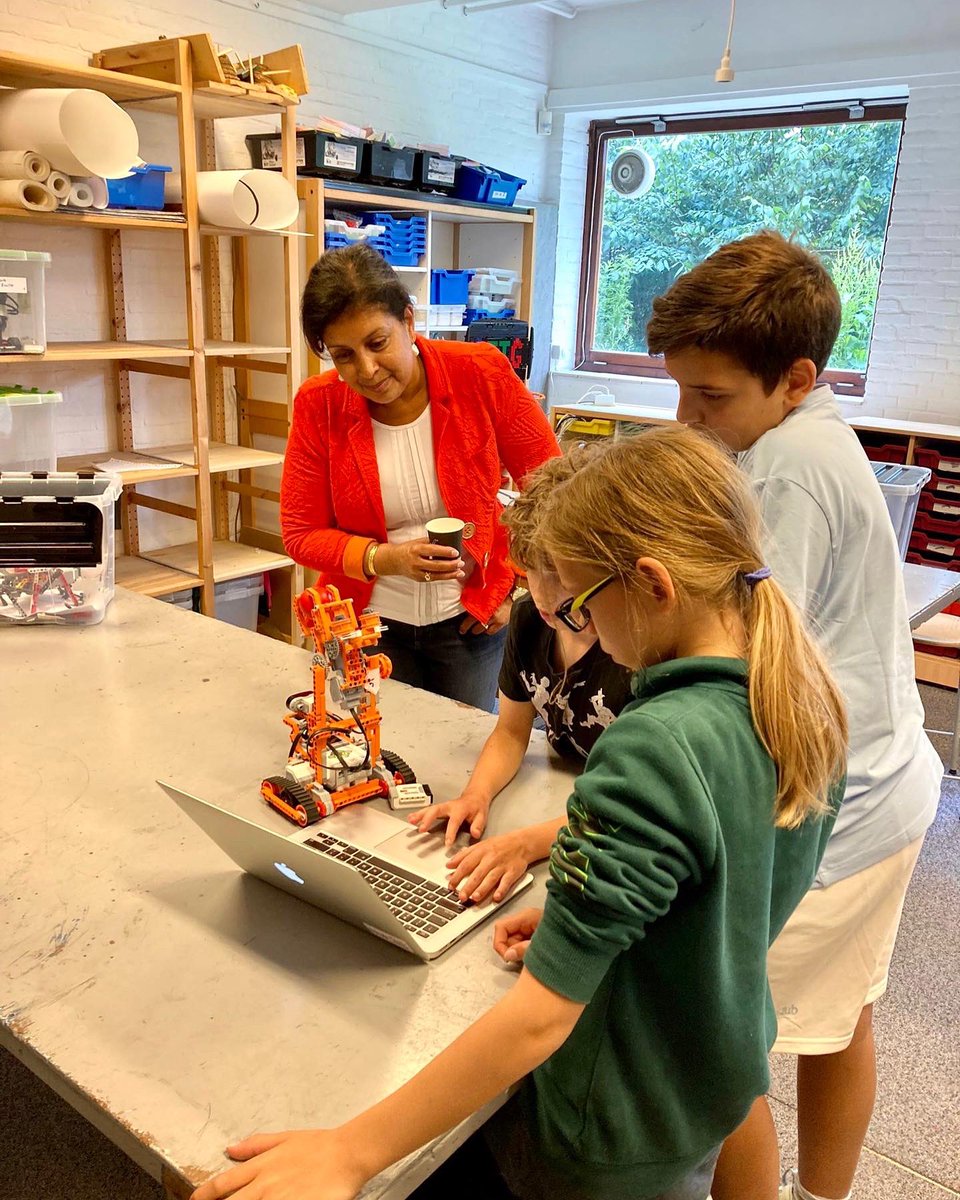 marielle_paul's tweet photo. Gisteren was ik in de robotica-les bij hoogbegaafde kinderen en vroeg:  kunnen robots helpen om personeelstekorten te tackelen? Nou, volop ideeën! Van robots die aanhoudingen kunnen verrichten tot robots die graffiti weggummen. Kwestie van tijd. Deze kids gaan het (waar)maken! 💪🏽 https://t.co/It750GJHUi