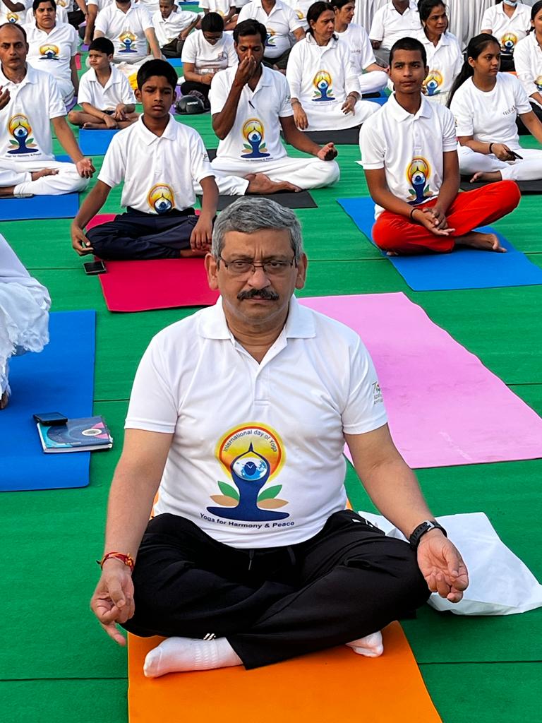 Was an honour to join Hon'ble Sh <a href="/HardeepSPuri/">Hardeep Singh Puri</a> Ji at the #InternationalYogaDay celebrations at New Delhi's Red Fort, one of the 75 iconic locations upholding the power of this eternal gift from ancient India on this special day.
Embrace Yoga for a happier soul &amp; a healthier body!