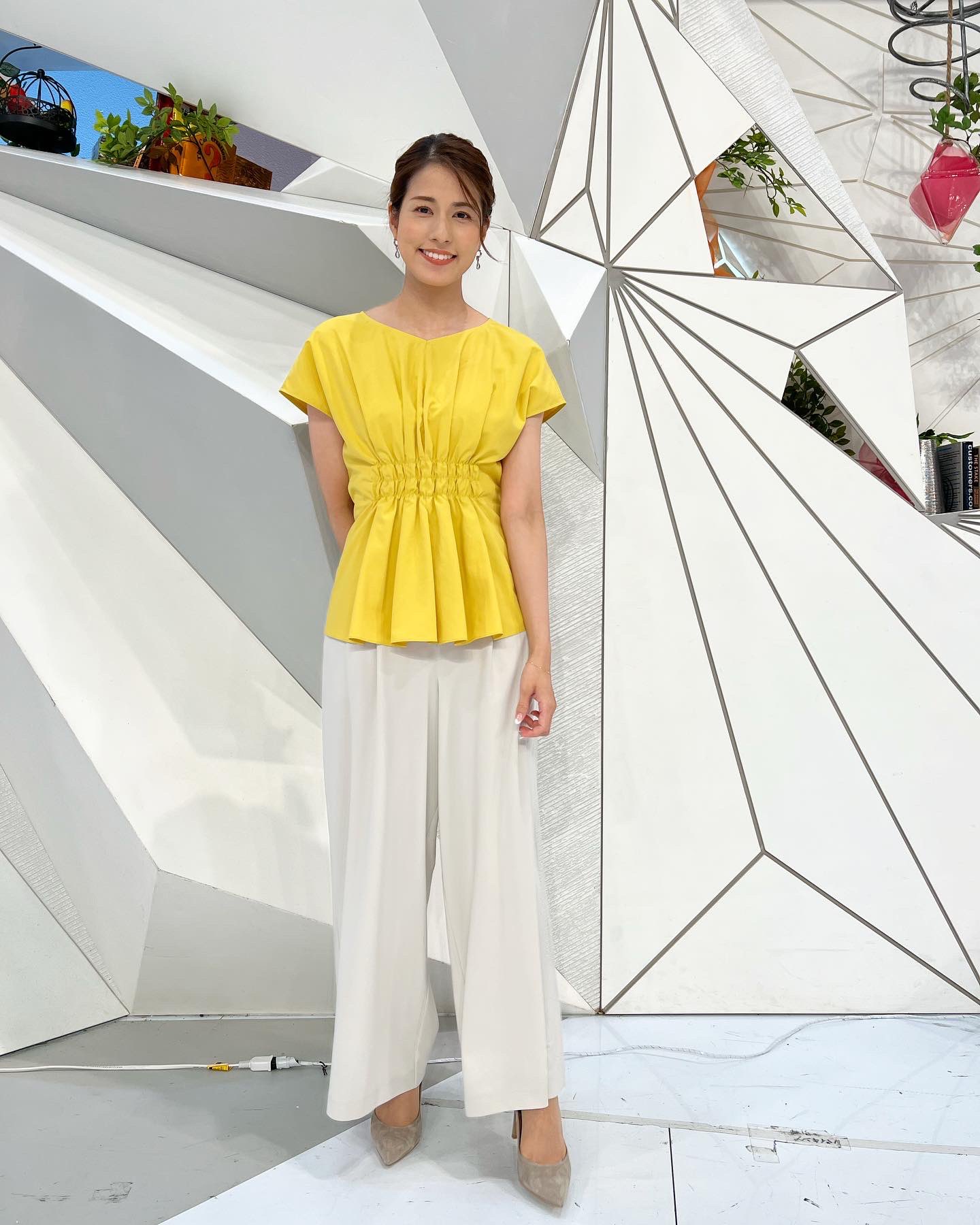 めざまし８ Yuuuuuumi Sfashion きょうの永島アナは ダンスの火曜日 なのでパンツスタイル イエロー のトップスは ウエスト部分がくしゅっと なっていて パラッパダンス のときにもひらひらと揺れていた