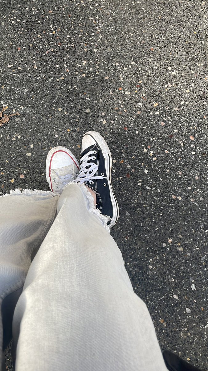 vanessaZLi's tweet photo. Fml pulled an all nighter for assignment + presentation and accidentally wore diff shoes😭😭 how did this even happen https://t.co/4PHS83C91x