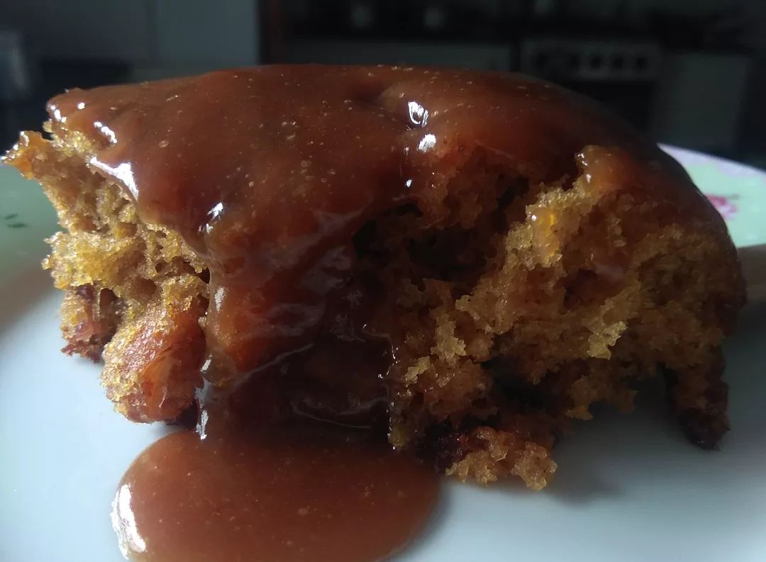 thenidasheriff's tweet photo. Good morning Bangalore! I have fresh EGGLESS English sticky toffee puddings available today! Rs 150 each, with sticky toffee sauce. Pick up Jayanagar! Yr purchase will help pay my bills while I build my kids' mental health nonprofit Rocky Books! DM to order, pls RT 🥰💕🥞 https://t.co/ayQnLle7Xv