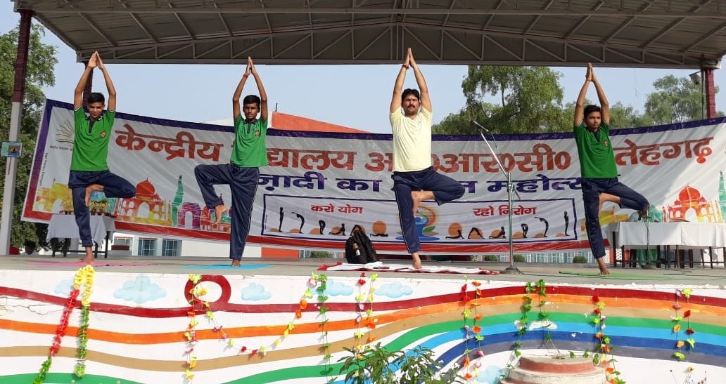 PrincipalFateh1's tweet photo. #IYD2022 
8th IYD being celebrated in KV RRC Fatehgarh
@MinOfEduIndia
@KVS_HQ
@dkdwivedi63 
@DeputyKvs https://t.co/g0pB7gsdmk