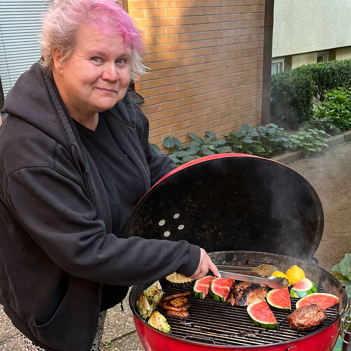 P1Meny's tweet photo. Grillmästaren Bea Hultfeldt grillar på sin gård i centrala Göteborg. Hon har massor av tips. Bästa kolen, hur den tänds, var den ska ligga i grillen. #grilla #grillkol #briketter #grilltips https://t.co/QPJwZdMAx3 https://t.co/sHTMyyk99p