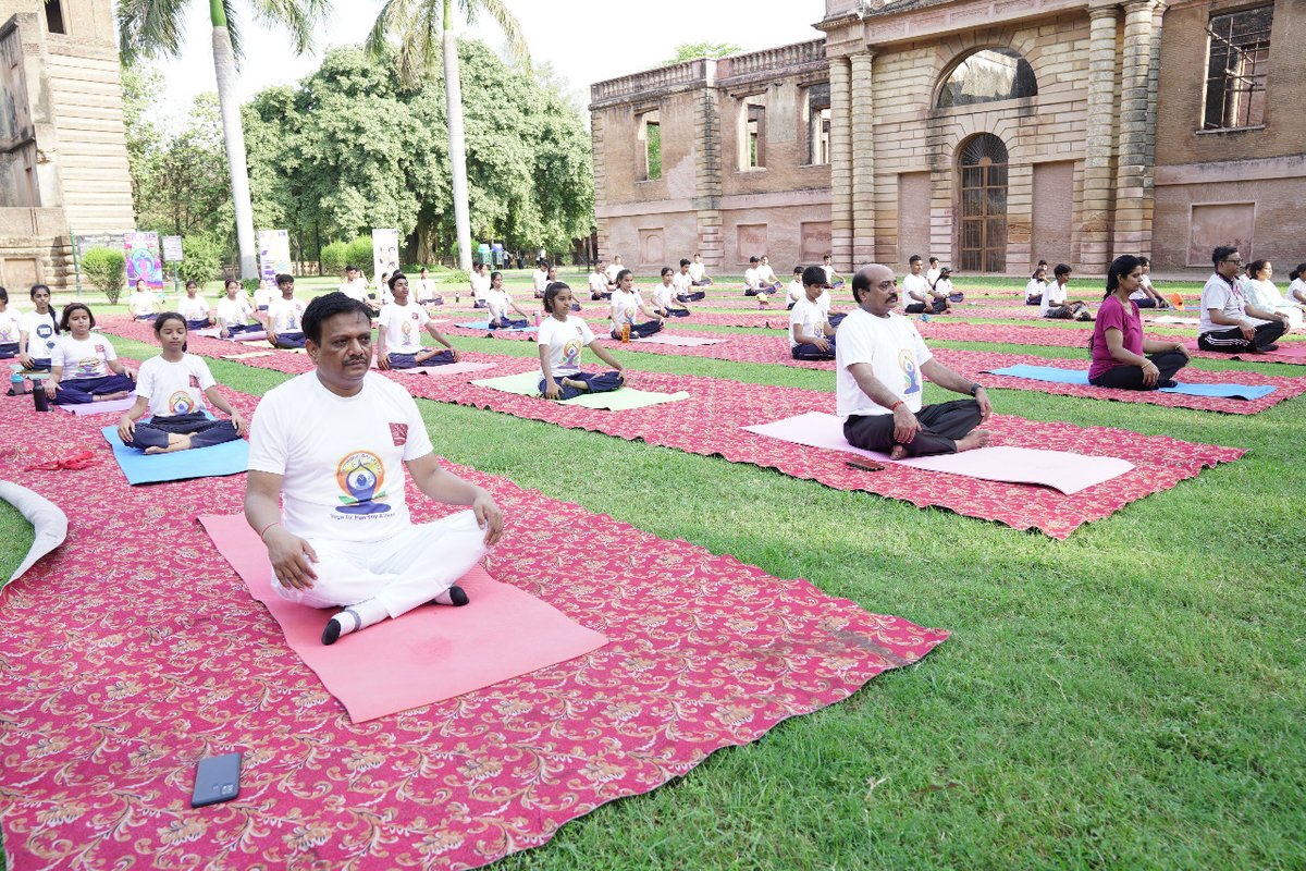 KVS_HQ's tweet photo. 8th #InternationalDayofYoga

Yoga @ Iconic Places: 

Students of Kendriya Vidyalayas performing Yoga at Dilkusha Kothi, Lucknow.

#YogaForHumanity #YogaAtIconicPlaces #IDY2022 #InternationalYogaDay https://t.co/whdskcxtLx