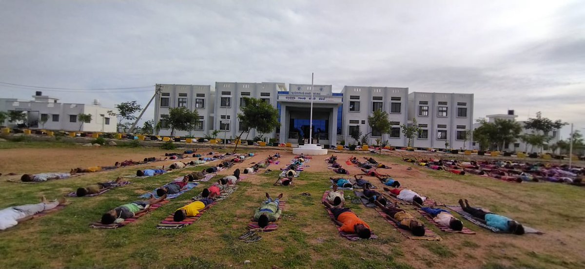 igrsMallat651's tweet photo. International #Yoga Day-2022 at IGRS,Mallat

@kreisemahithi 
@manjunath973  
@basava961 
@Hanumag38674310
@sagarsrikhande 
@Lrj8881 https://t.co/aZ7oOXsr0N