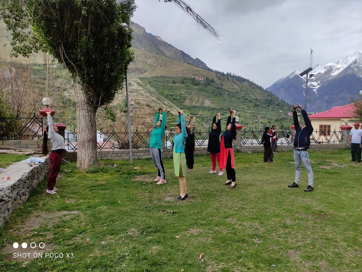 IKeylong's tweet photo. # International Yoga day 2022.
# Yoga for harmony &amp; peace. 
# ICMR-RMRC FS Keylong. 
#Yoga at altitude of 10,000ft.
# Yoga at Himalayas. 
@DoctorRajnikant 
@ICMRDELHI 
@ICMR_RMRCGKP https://t.co/48T6HaXQpW