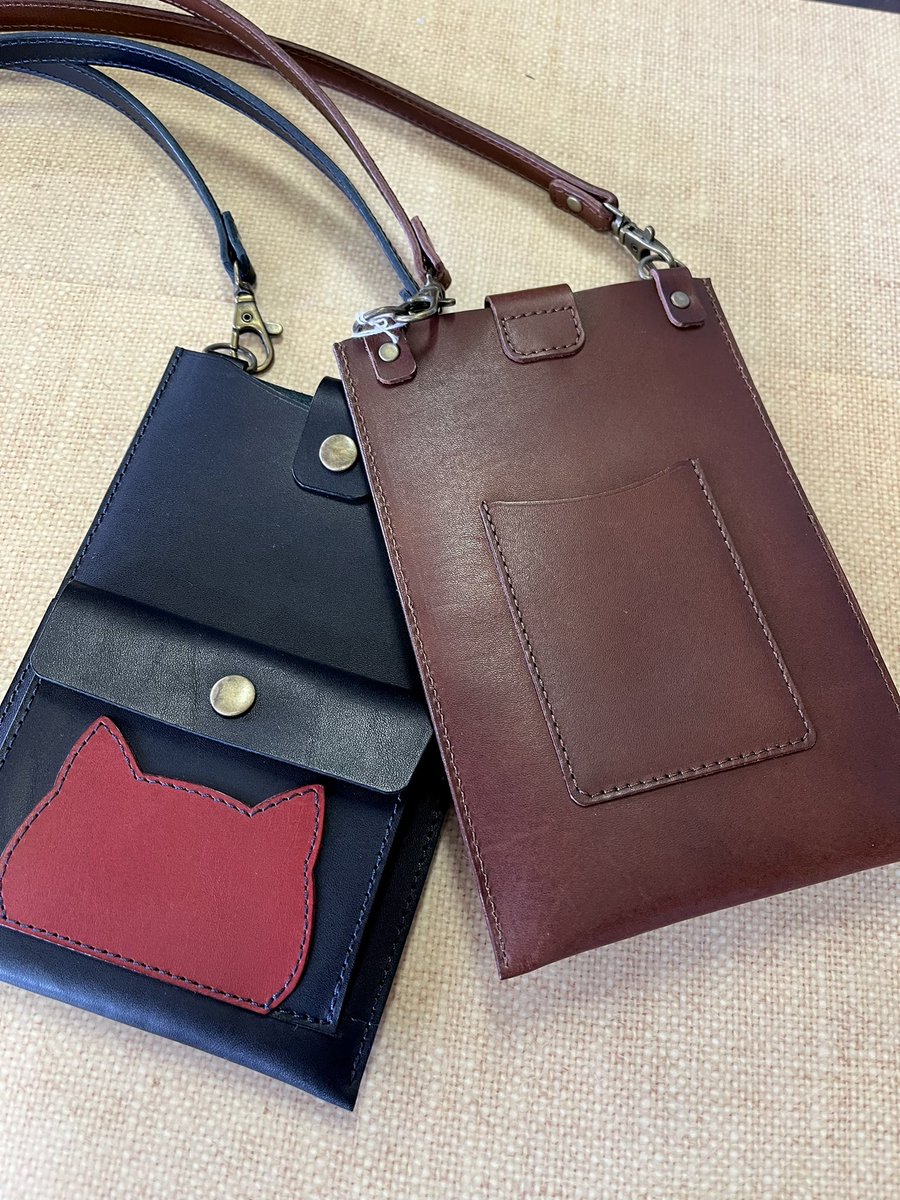 nekonohige22's tweet photo. 今話題のスマホショルダー取扱中！ plantagoさんのハンドメイド本革製で前にマチ付きミニポケット/後ろにはカードが入るポケットありで便利(๑•̀ω-)و｡*  #スマホショルダー  #スマホポシェット  #猫顔  #本革  #猫バッグ  #大人可愛い  #カジュアル  #cat  #mobilephonecase #gunineleather https://t.co/AkC4hnT2RE