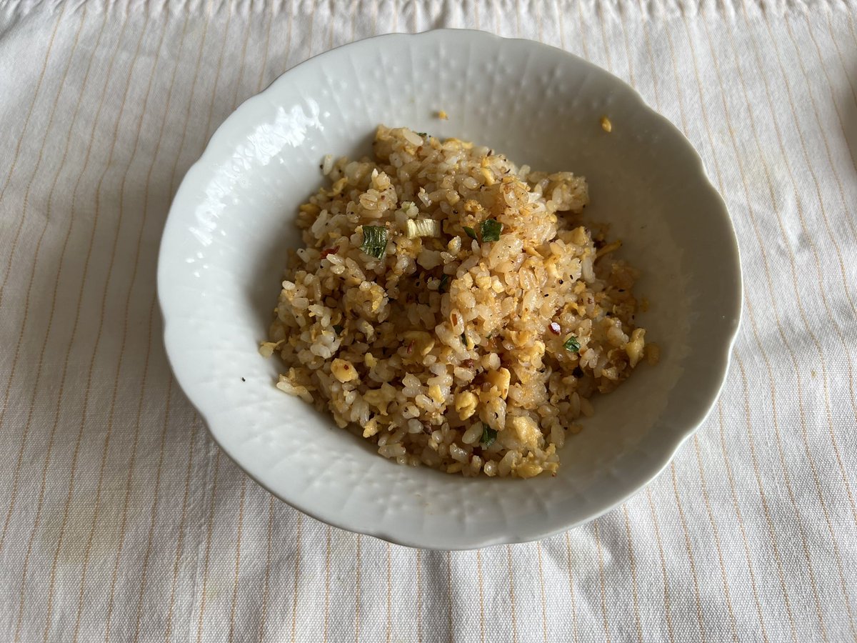 本日、お昼ご飯で「黒胡麻ガーリックチャーハン」を作りました。