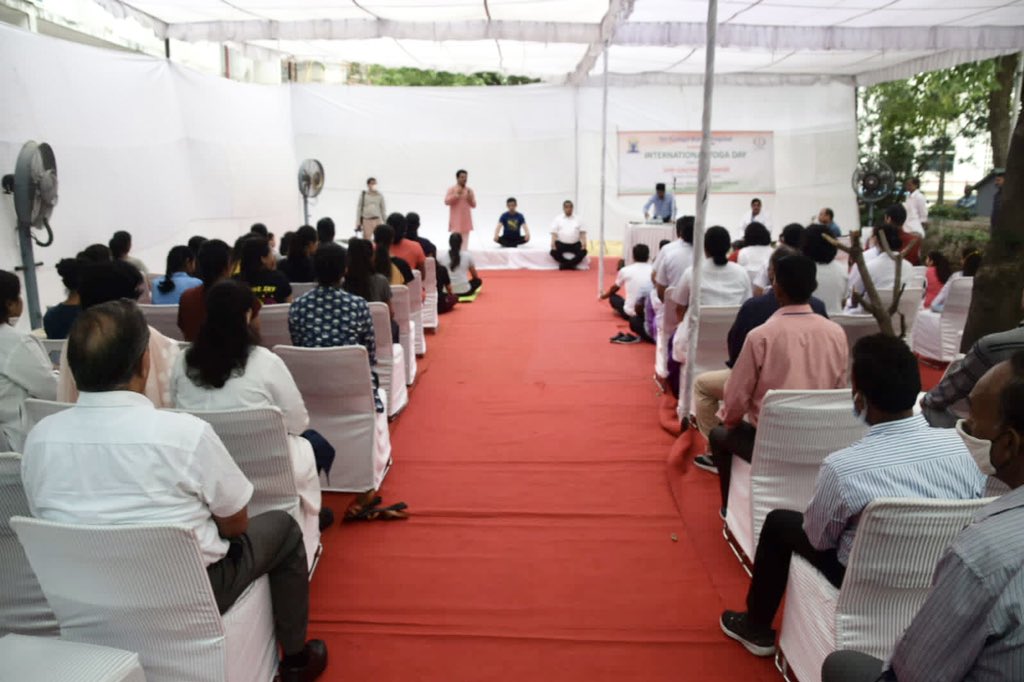 GautamGambhir's tweet photo. What better way to spend #InternationalDayofYoga than with our handworking doctors, nurses &amp; healthcare professionals! https://t.co/oKuPIRvAIf