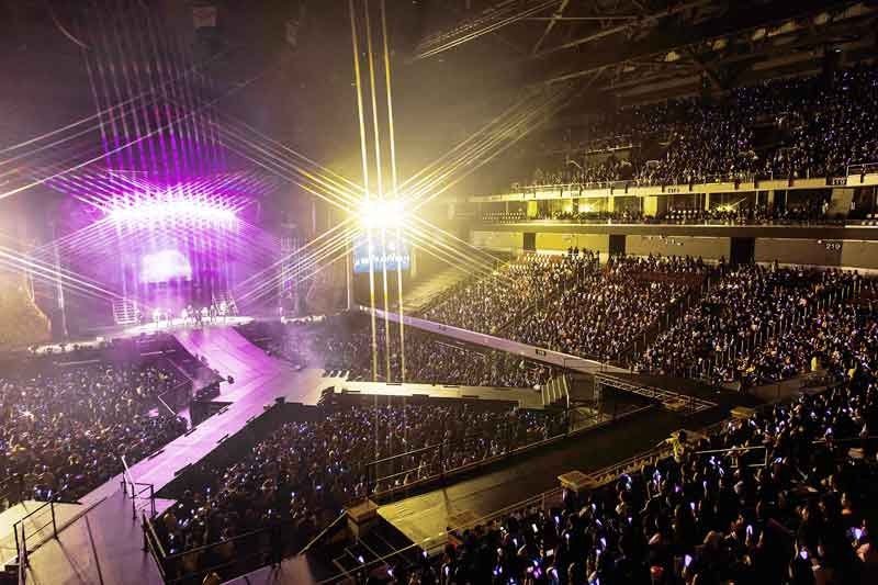 yeonfarie's tweet photo. so you're telling me mall of asia arena is one of the biggest tour venue for txt omg https://t.co/bXu43EUOH6