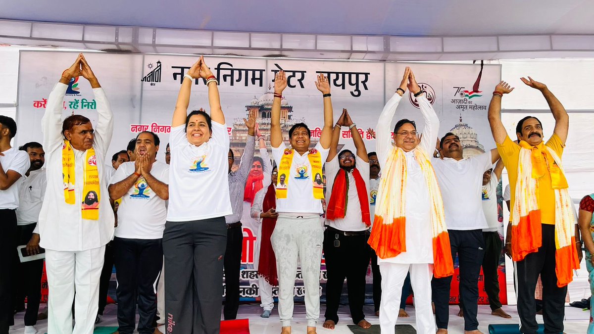 drsomyagurjar's tweet photo. जो रखते हैं जयपुर शहर की स्वच्छता का ख़्याल 
 
आओ हम रखे उनकी सेहत का ख़याल ॥

अंतरराष्ट्रीय योग दिवस के अवसर पर जयपुर ग्रेटर नगर निगम द्वारा आयोजित  योग कार्यक्रम में मुख्य अतिथि केंद्रीय मंत्री श्री @arjunrammeghwal जी , भाजपा प्रदेश अध्यक्ष श्री @DrSatishPoonia जी, https://t.co/bDgRyOXq8R