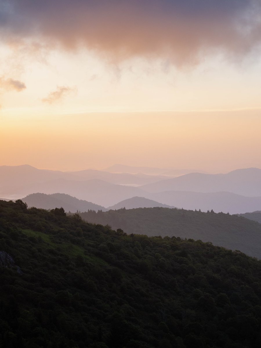 lucasraydowns's tweet photo. Mornings on the Blue Ridge Parkway https://t.co/GGweGZe9UP