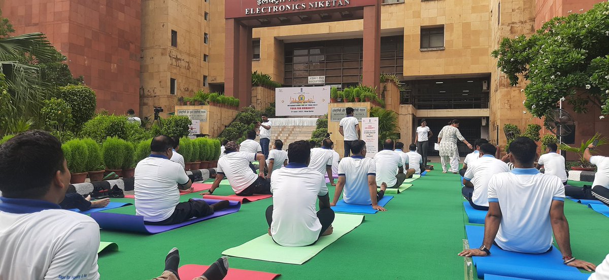 “न तस्य रोगो न जरा न मृत्युः प्राप्तस्य योगाग्रिमयं शरीरम्”
अर्थात् योगाभ्यास से तपा हुआ शरीर रोग, जरा एवं मृत्यु से मुक्त हो जाता है
योग दिवस की हार्दिक शुभकामनाएं| #CSCIDY2022 #MyYogaMyPose #AzadiKaAmritMahotsav #YogaForHumanity <a href="/CSCegov_/">CSCeGov</a>