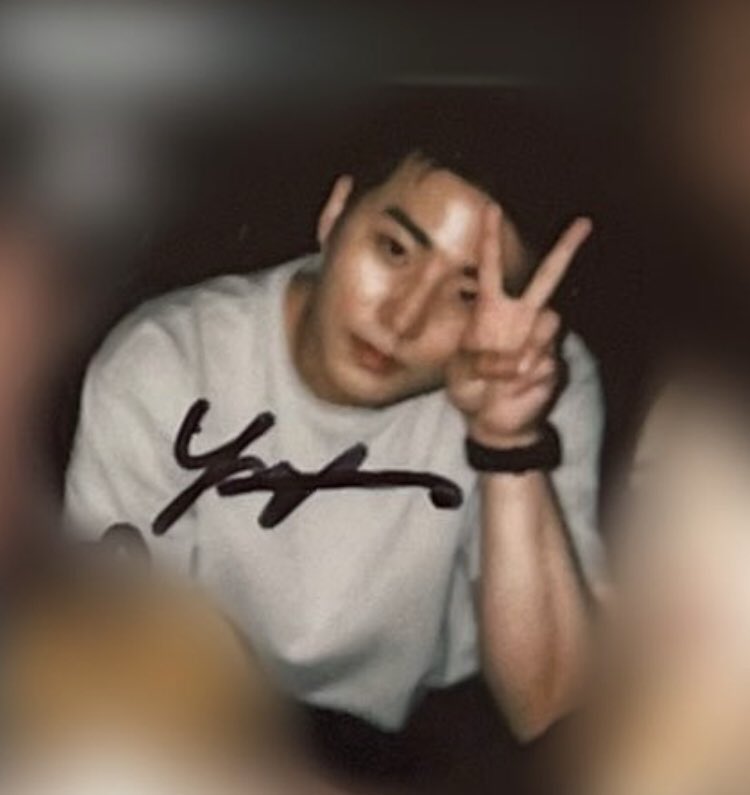 보이냐? 이 훈녀브이에도 굴하지않고 양기가흐르다못해 온몸에점철된 이 남자의 테스토스테론