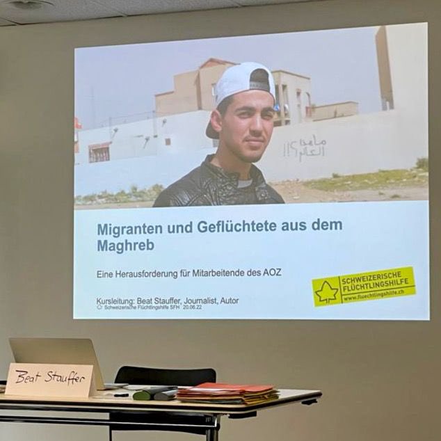 Ein Bild, dass die Situation der Maghreb Jugend auf den Punkt bringt und sie von den „Harraga“ träumen lässt.
Graffiti: !ما هذا العالم؟
(Was ist das für eine Welt?! )
*Weiterbildung by Beat Stauffer
<a href="/sfh_schweiz/">Flüchtlingshilfe</a>