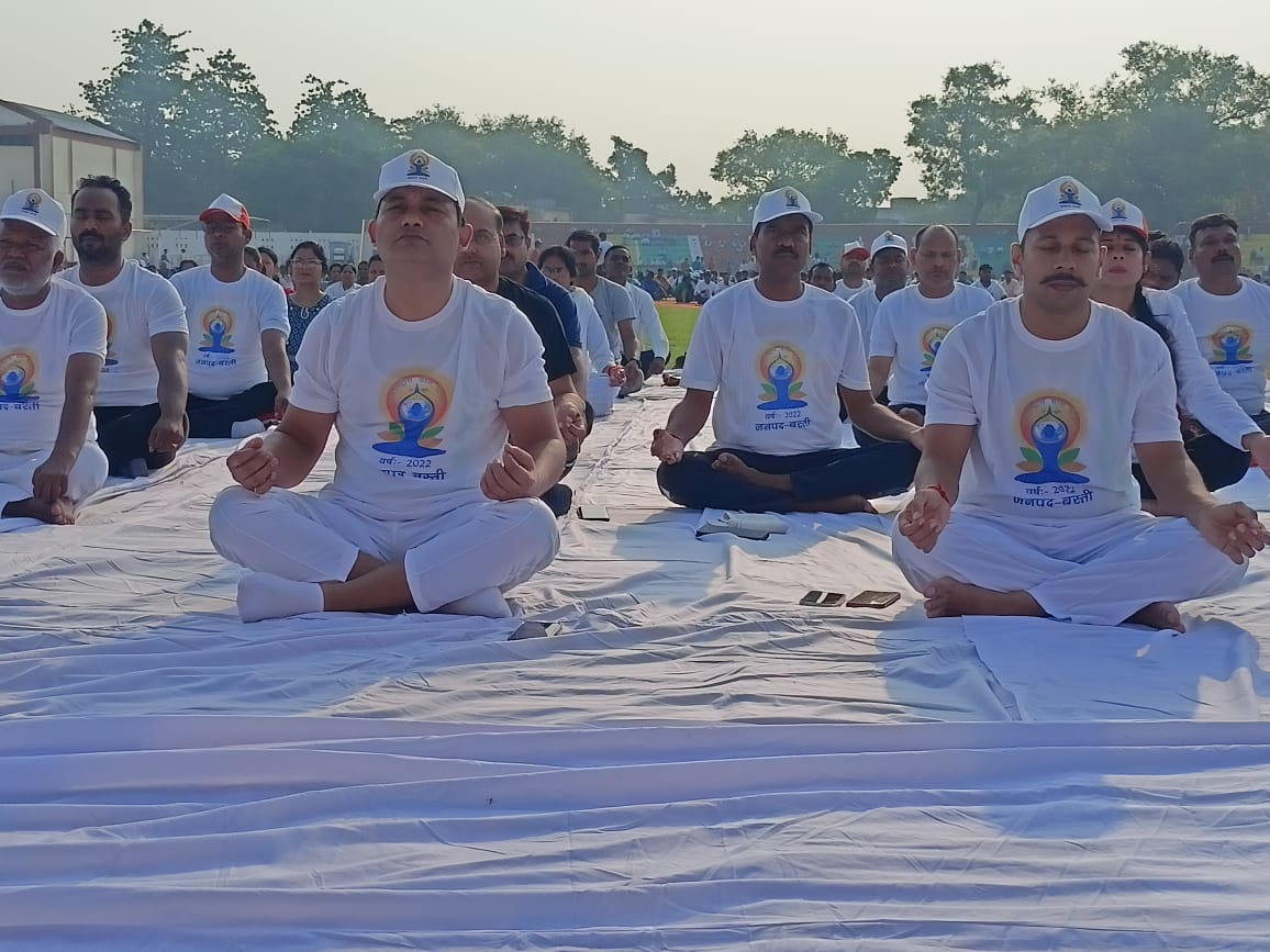 digbasti's tweet photo. आज दिनाँक-21-06-2022 को जनपद बस्ती शहर के शहीद सत्यवान स्पोर्ट्स स्टेडियम में अंतर्राष्ट्रीय योग दिवस के मौके पर आयोजित इस कार्यक्रम में श्रीमान मण्डलायुक्त बस्ती मण्डल एवं #IGRANGE BASTI मौजूद रहे। @Uppolice @AdgGkr https://t.co/DLf3959qhV