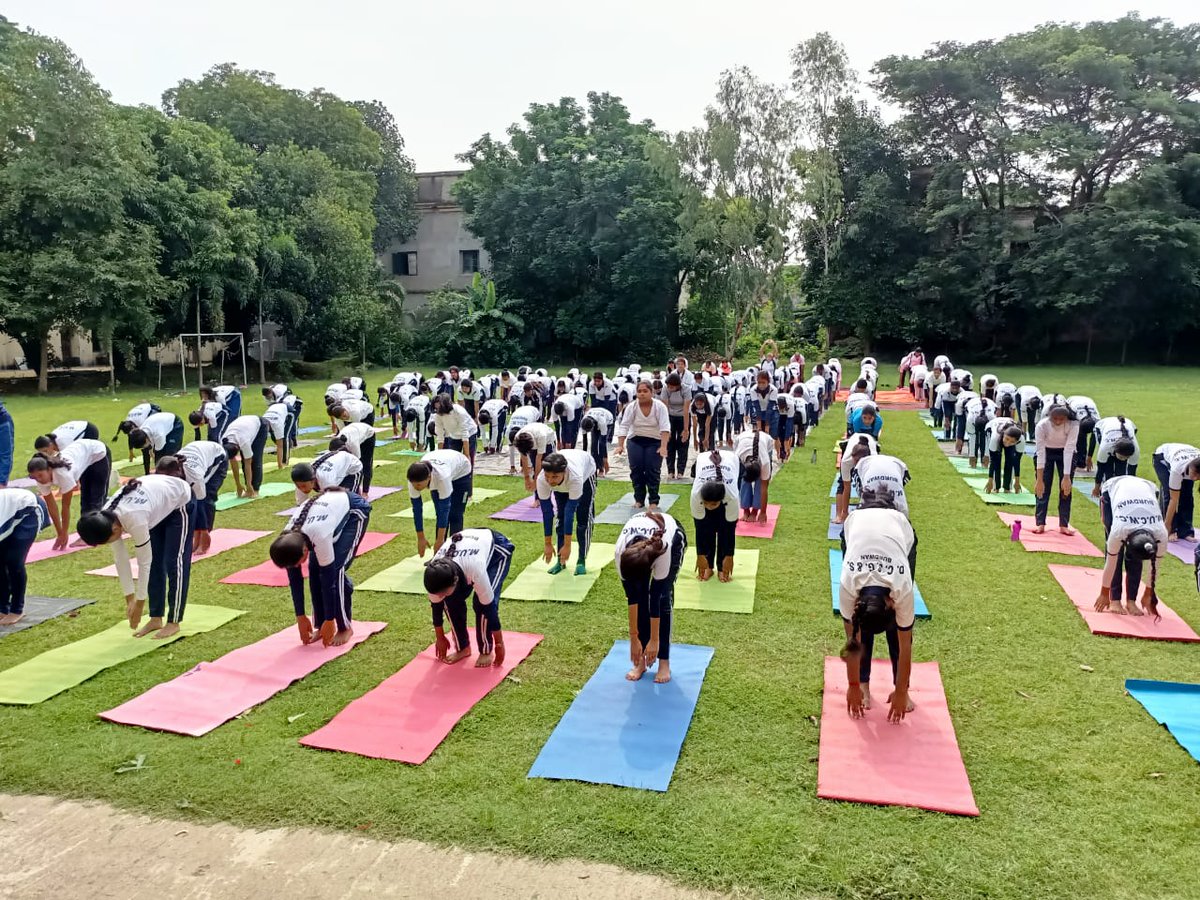 swarnasg2309's tweet photo. #InternationalYogaDay2022 Cadets of 5 Bengal Girls Bn Ncc, Burdwan enthusiastically celebrated INTERNATIONAL YOGA DAY  at M.U.C. WOMEN'S COLLEGE BURDWAN. Approximately 300 cdts,staff members, ANO ma'am and GCI ma'am participated in the event.
@nccwbskm @HQ_DG_NCC @MalakarTrisha https://t.co/yGA3AYIO5O