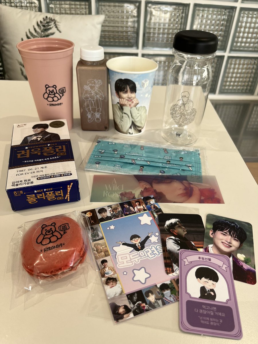 saki_smt's tweet photo. リョウク씨のセンイルカフェ行ってきたよ🦒特典がいっぱいで嬉しい〜😍ボトル可愛い💕
#모두의_려욱_생일축하해 #superjunior https://t.co/XP7Ecec9xs