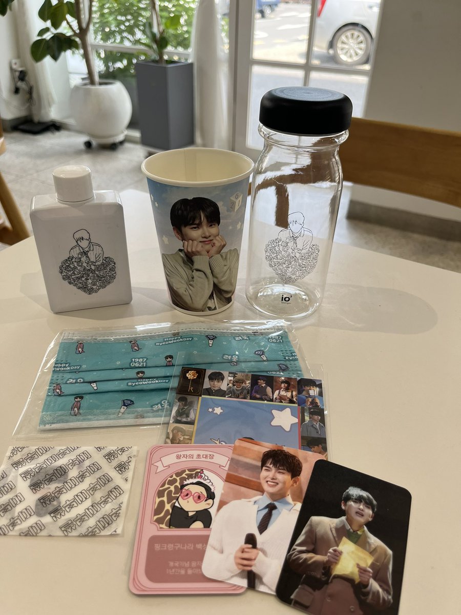 saki_smt's tweet photo. リョウク씨のセンイルカフェ行ってきたよ🦒特典がいっぱいで嬉しい〜😍ボトル可愛い💕
#모두의_려욱_생일축하해 #superjunior https://t.co/XP7Ecec9xs