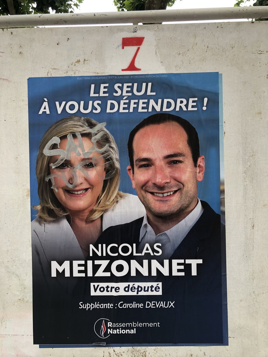 klara_agn's tweet photo. Si vous êtes assez bête pour vous sentir en danger, c’est que vous en représentez un. #MarineLePen #franceavanttout https://t.co/qq3MnUnnJw